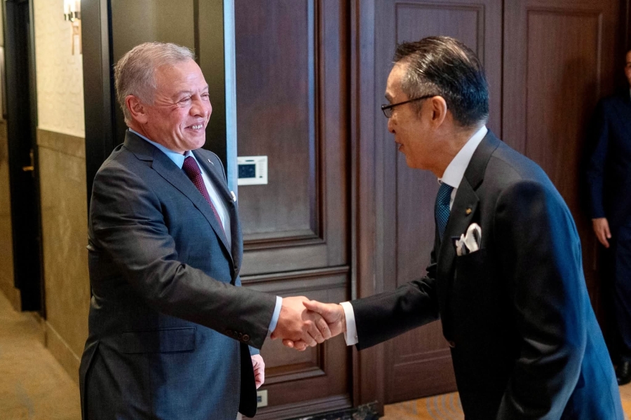 الملك يبحث في طوكيو فرص تعزيز التعاون