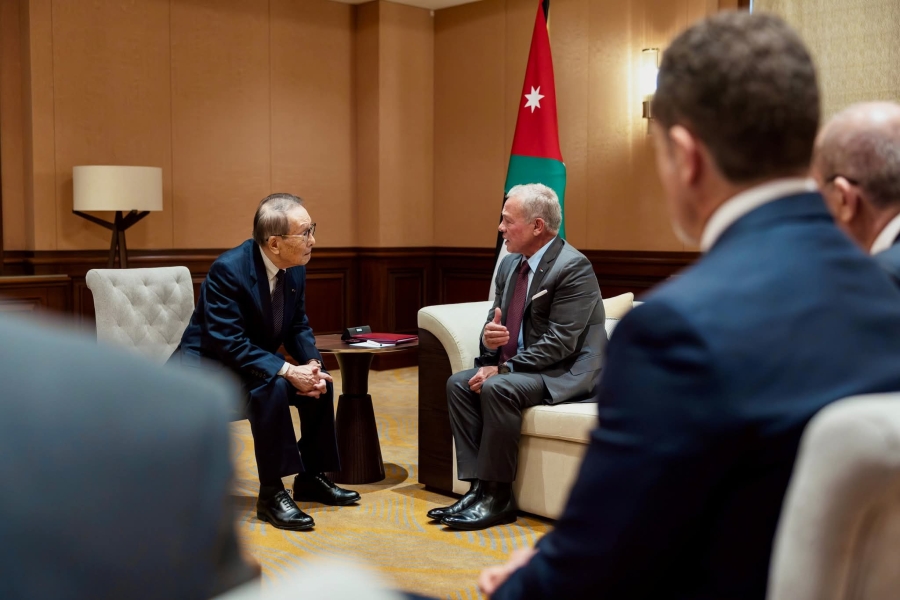 الملك يلتقي في طوكيو رئيس جمعية الصداقة الأردنية اليابانية