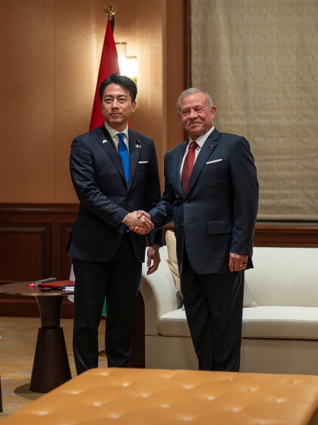 الملك يلتقي في طوكيو وزير الدفاع الياباني