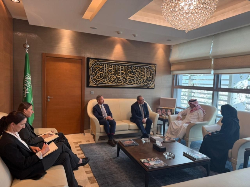السفير السعودي الامير منصور يلتقي الدكتور الأكبروف