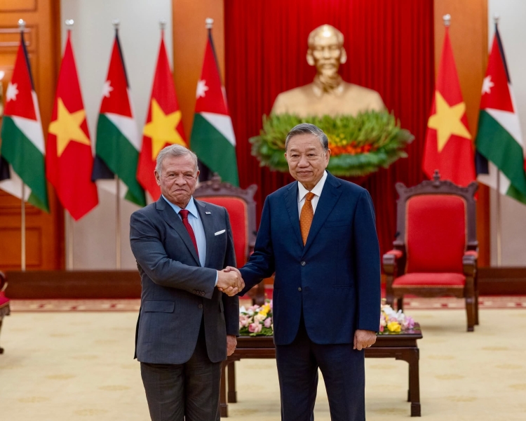 الملك ورئيس فيتنام يعقدان مباحثات في هانوي