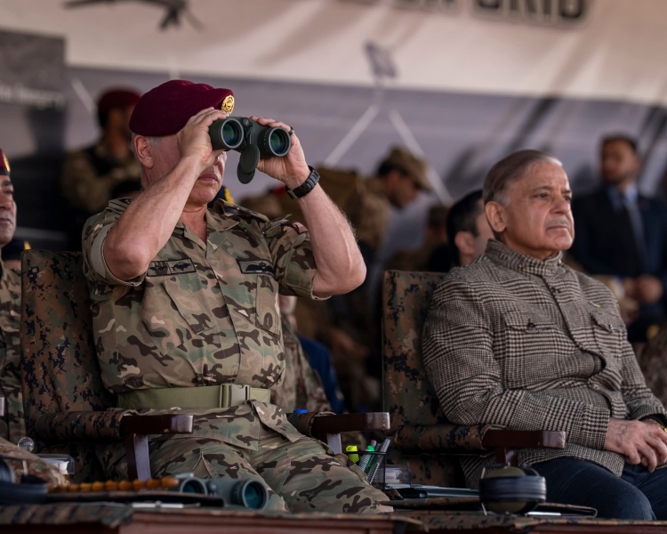 الملك يزور شركة للصناعات الدفاعية في إسلام آباد 