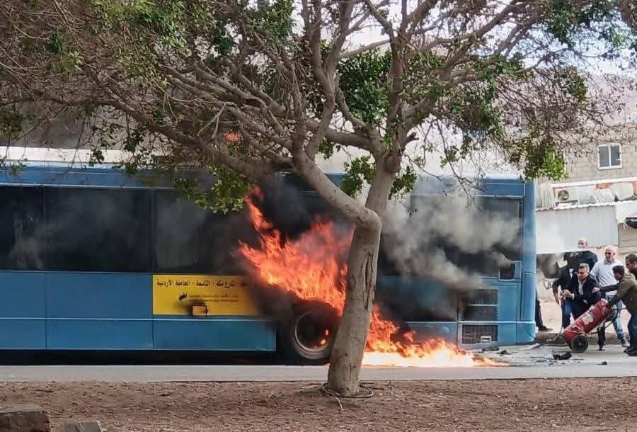 اشتعال حافلة طلاب بالعقبة 