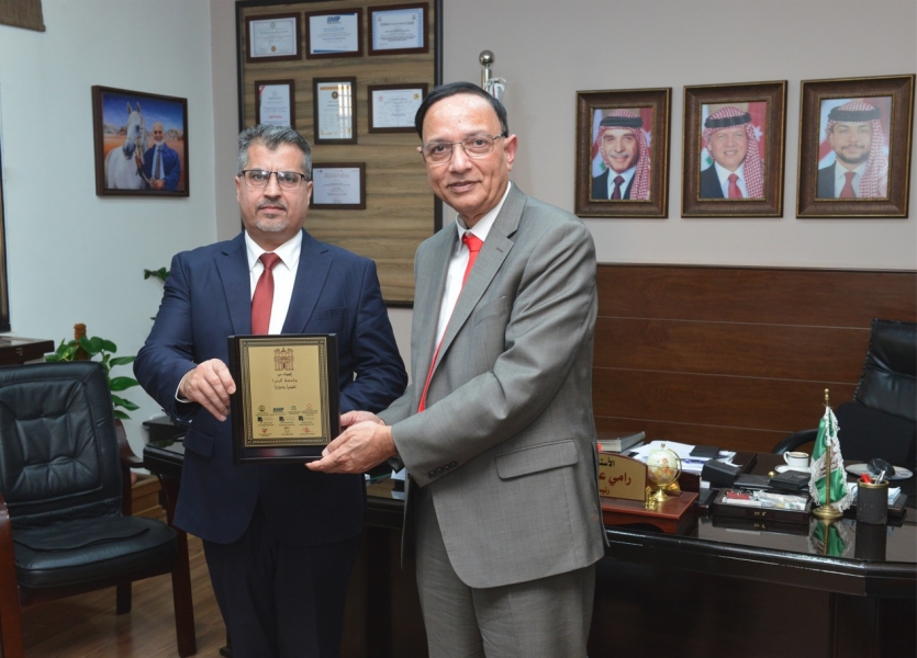 رئيس جامعة البترا يبحث سبل التعاون الأكاديمي مع وفد كلية