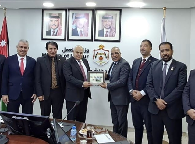 الوزير البكار يتلقي وفدا من النقابة العامة للعاملين بالتبرول المصرية