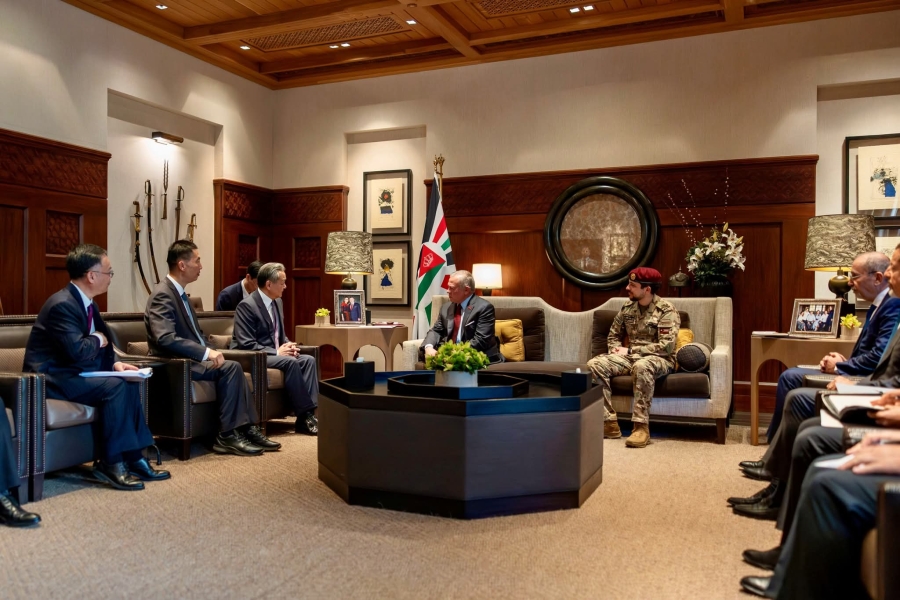 الملك يستقبل وزير الخارجية الصيني