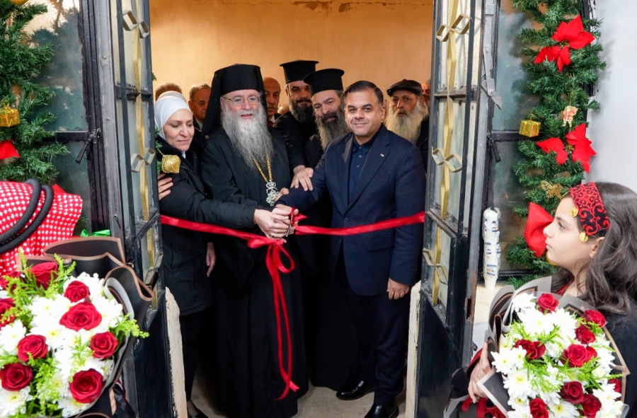  أمين عام الوزارة الخضير يضيء شجرة عيد الميلاد في تل إربد