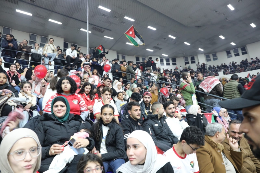 الاردنيون يتابعون مجريات مباراة منتخبهم 