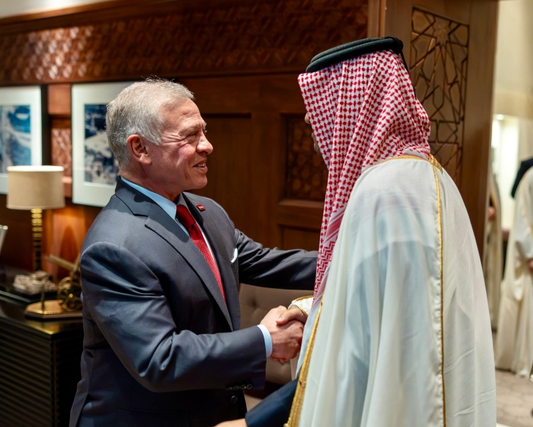 الملك يستقبل رئيس الوزراء القطري