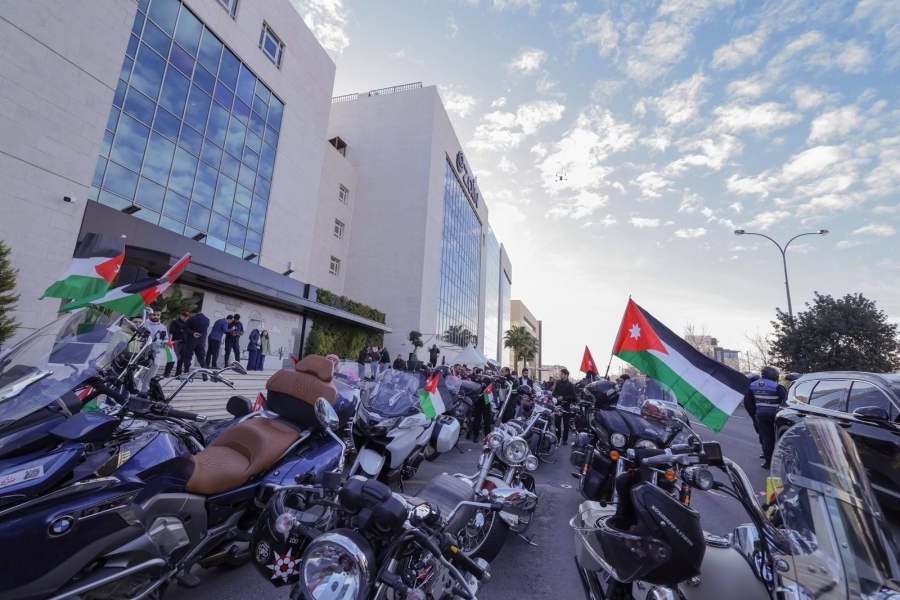 مسيرة ضخمة انطلقت من الشركة وجابت شوارع عمّان.. زين تحتفي بالعيد 64 لميلاد جلالة الملك