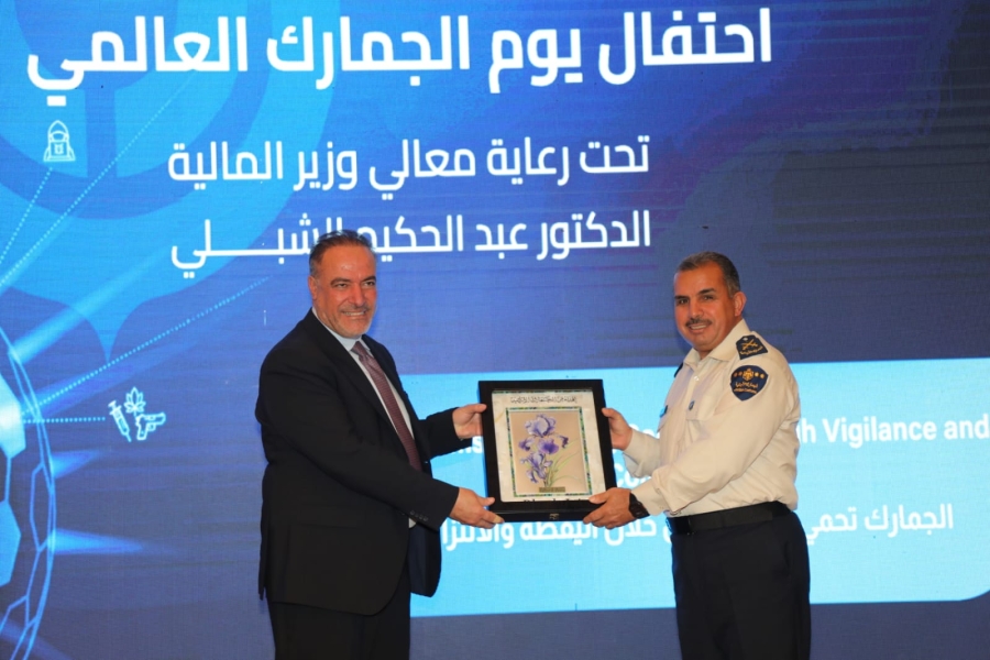 وزير المالية يثني على جهود الجمارك 