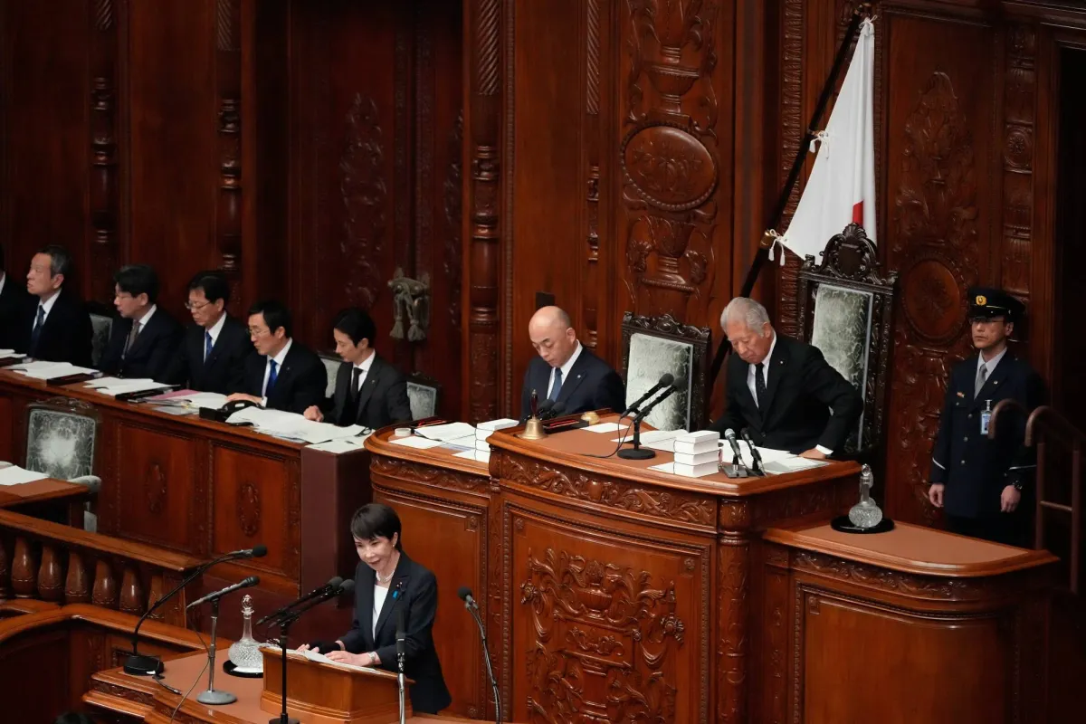 تاكايتشي تتخلى عن التقشف وتطمئن الاسواق بتعهد مالي