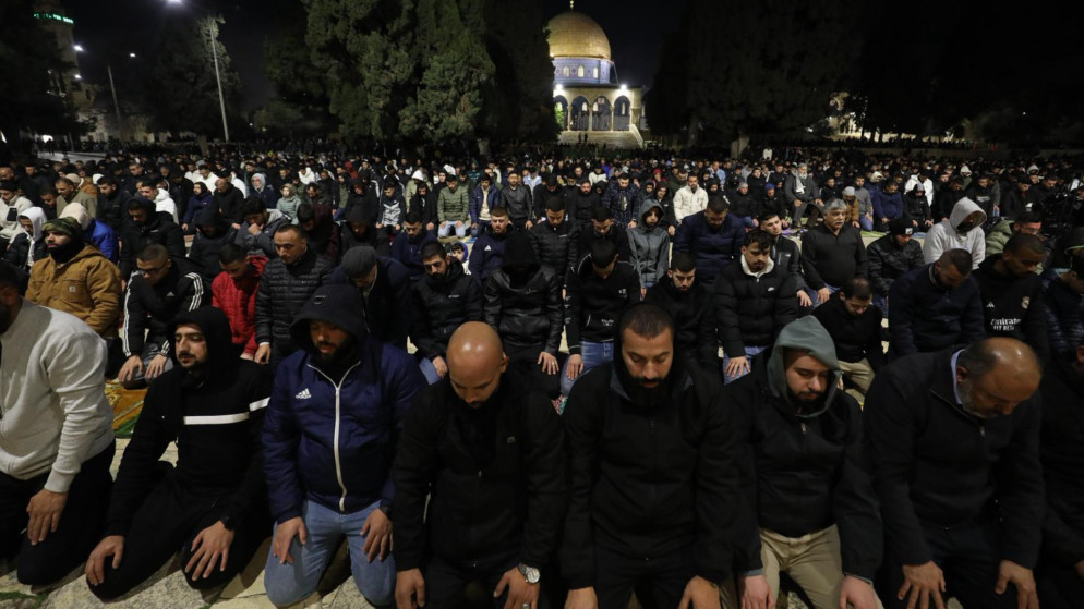 60 الف مصل يؤدون صلاتي العشاء والتراويح في المسجد الاقصى