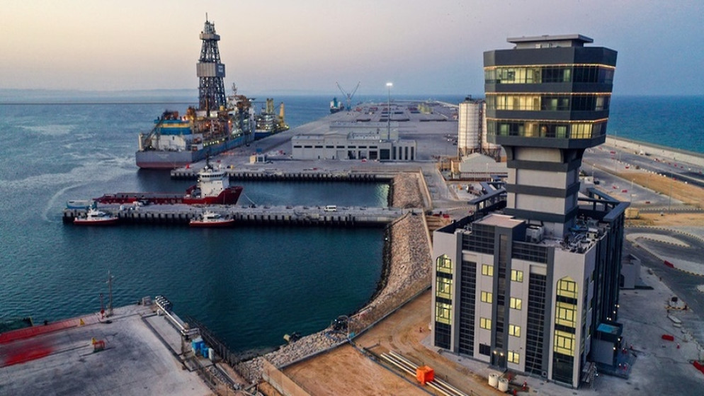 استهداف خزان وقود بميناء الدقم في سلطنة عمان