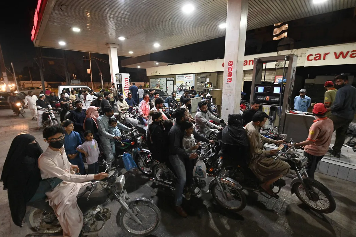 باكستان ترفع اسعار الوقود بنسبة 20 بالمئة