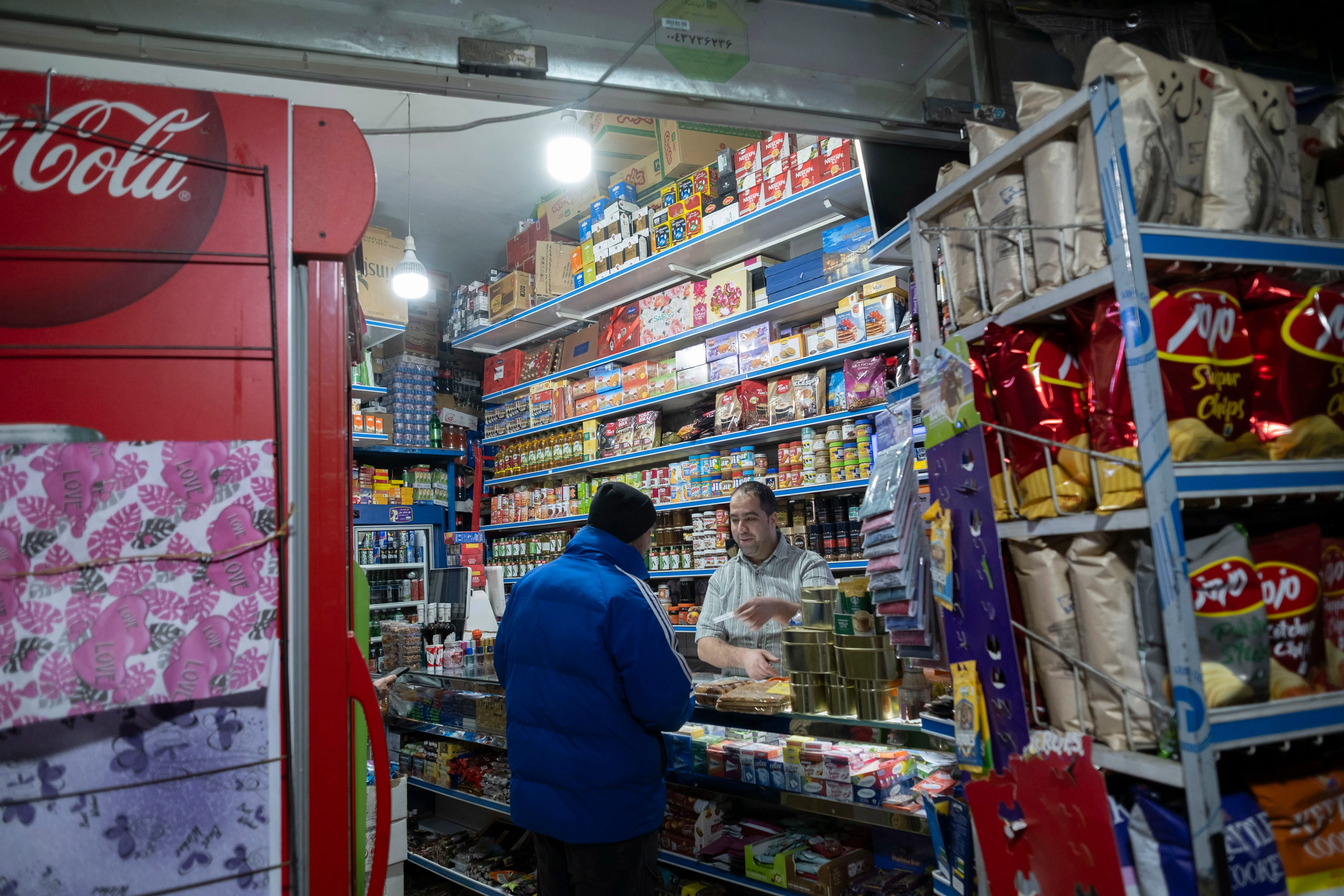 ايران تستعد للحرب خطة طوارئ للسيطرة على اسعار الخبز والمعيشة