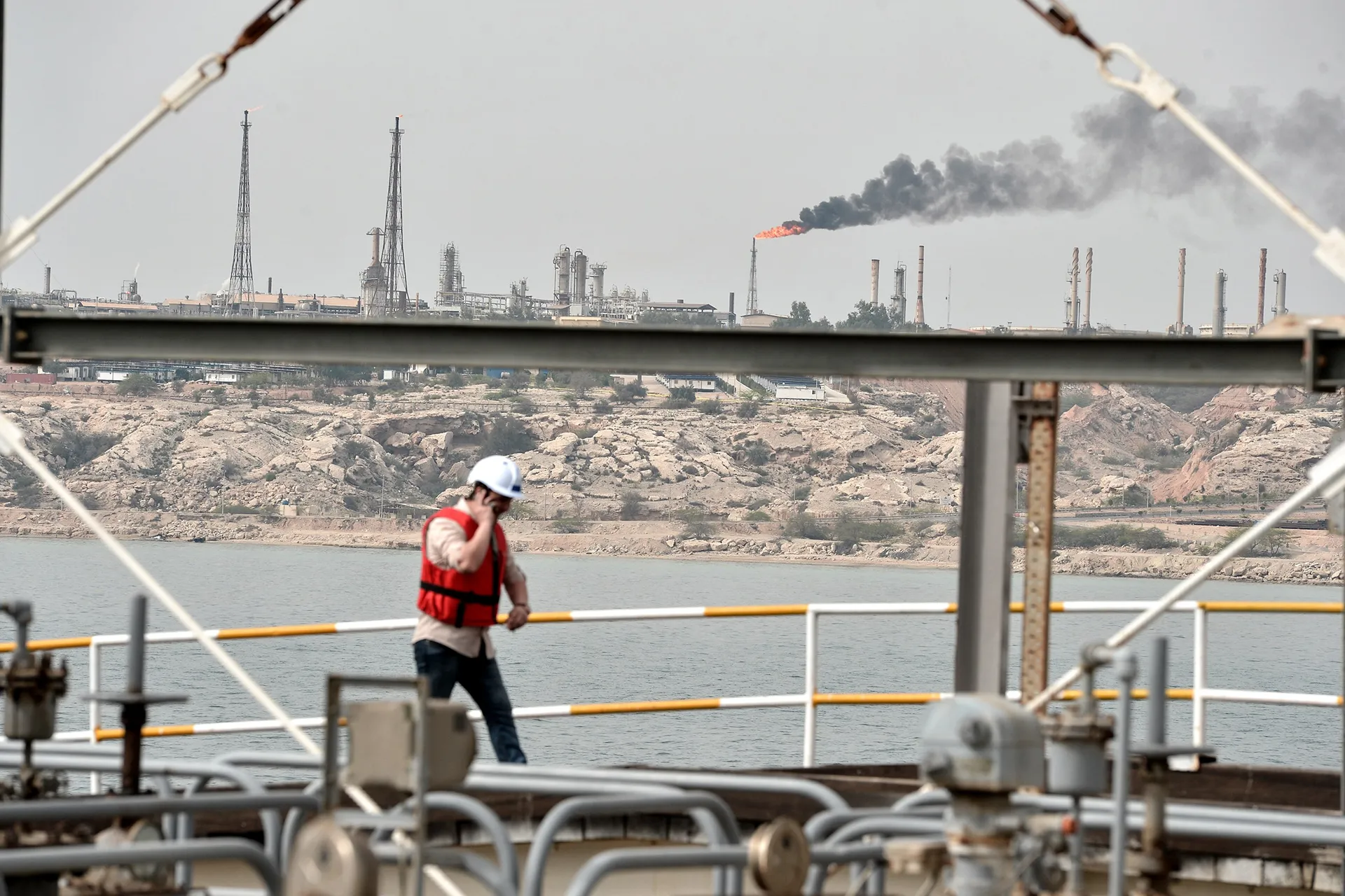 مخاوف من صدمة نفطية وخبير يتوقع بلوغ الاسعار 200 دولار