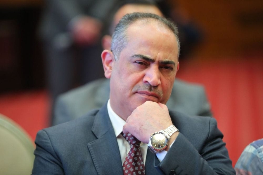 يساعد ويعين ! 