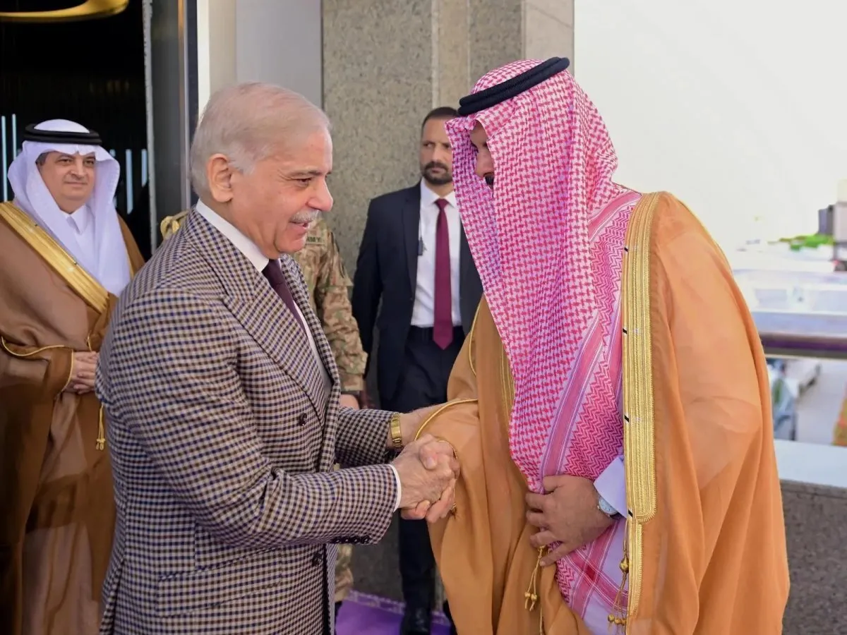 وصول رئيس وزراء باكستان شهباز شريف الى جدة