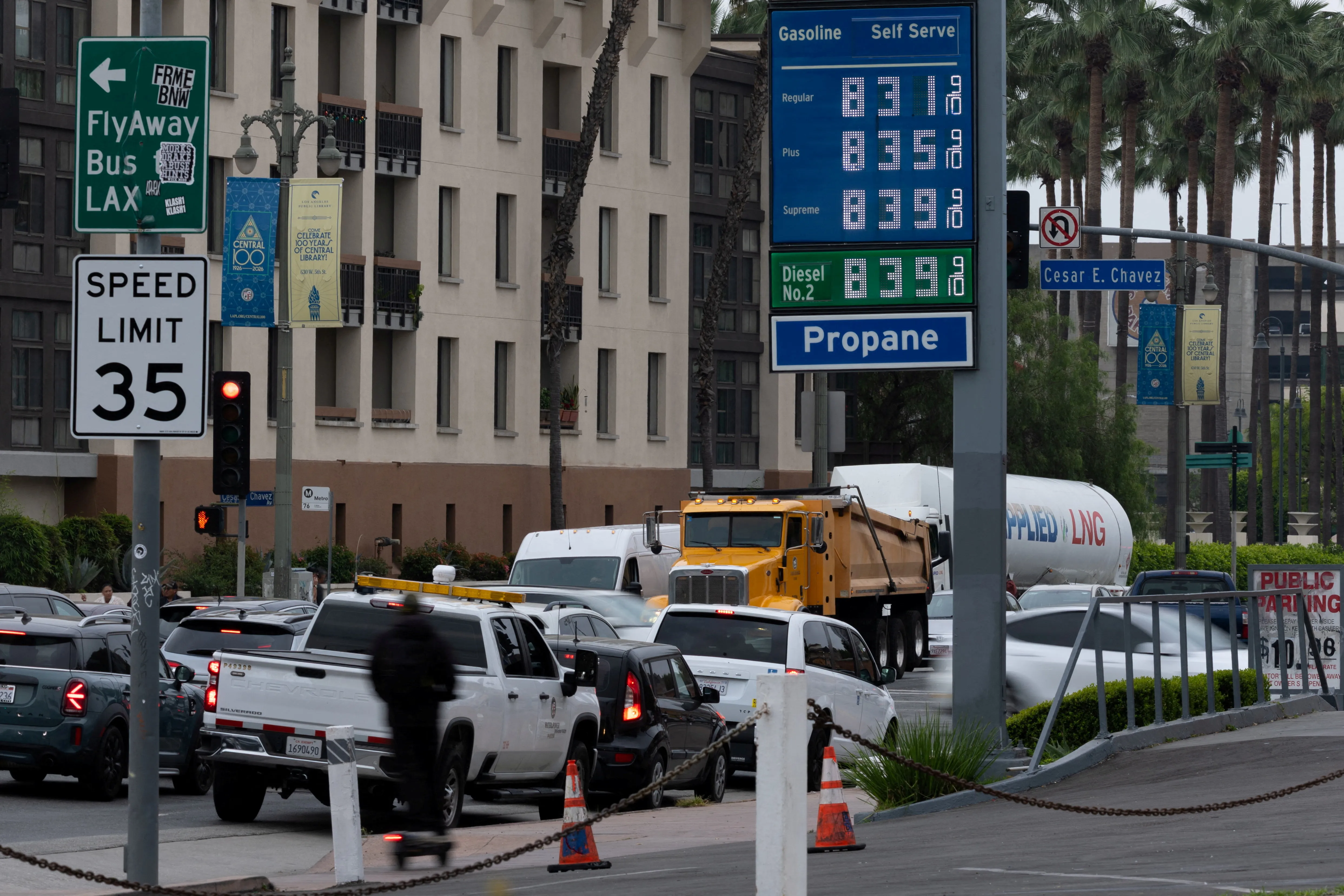 اسعار البنزين حرب ايران تثير قلق الامريكيين