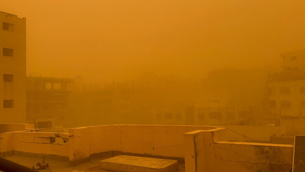 عاصفة رملية تضرب غزة وتزيد معاناة النازحين