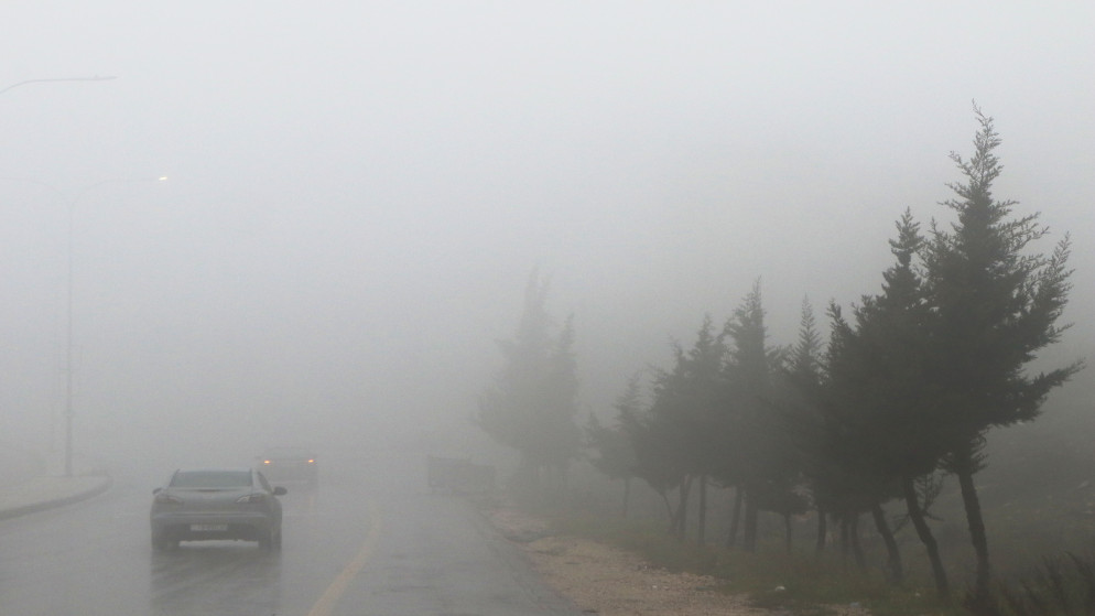 تحذيرات من سيول ورياح نشطة مع منخفض جوي