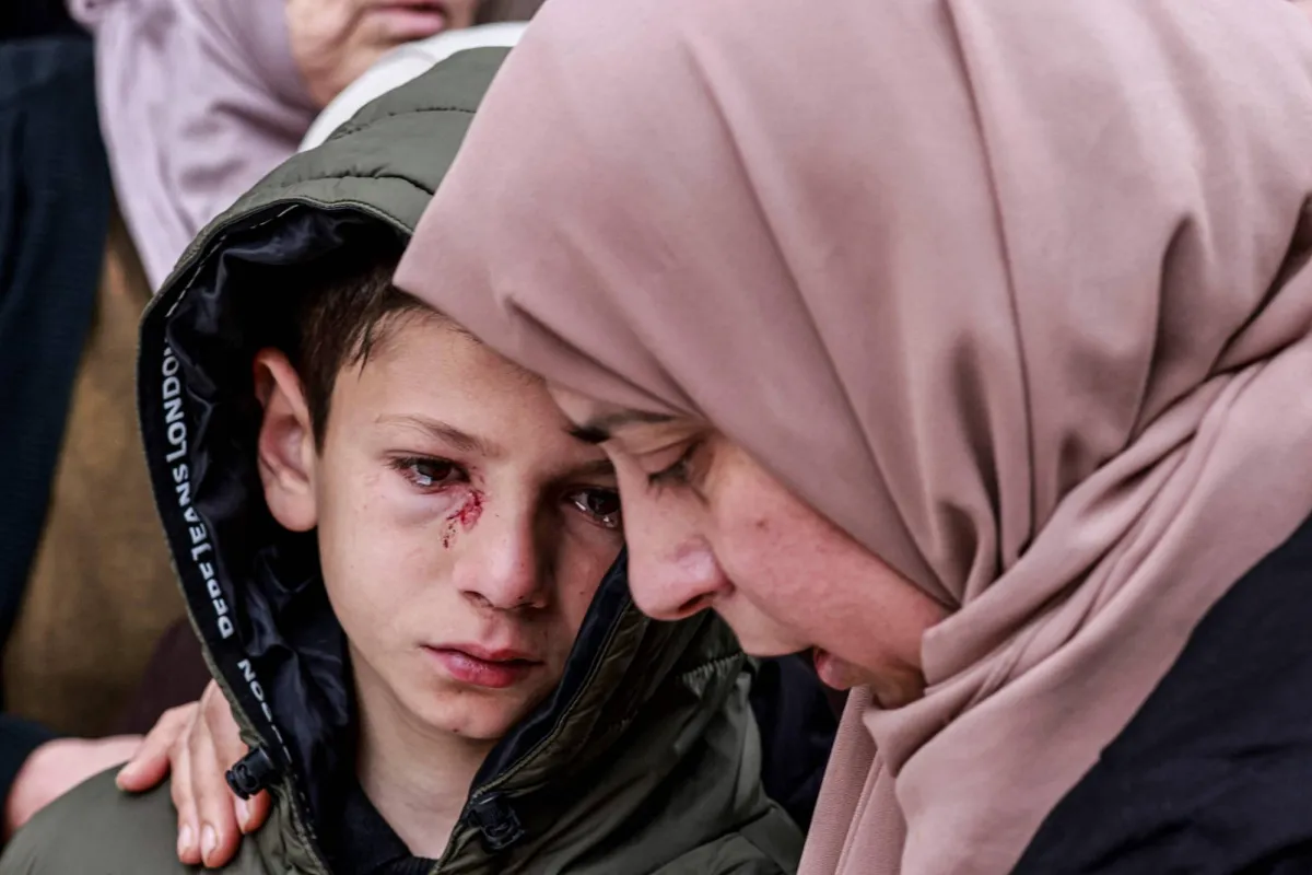 مقتل عائلة فلسطينية برصاص الجيش الإسرائيلي ومستوطنون يقتلون شابا في الضفة