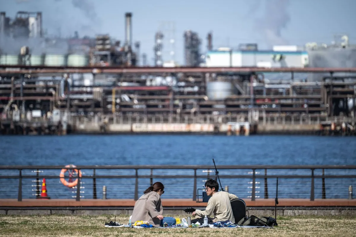 النفط يفقد مكاسبه وسط تقييم الاسواق لمخاطر الامدادات