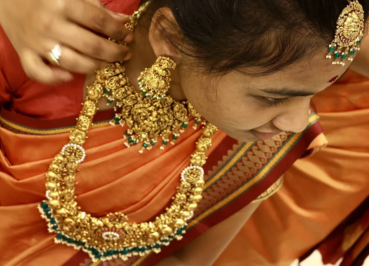 الذهب يحافظ على مستوياته قبيل قرارات البنوك المركزية