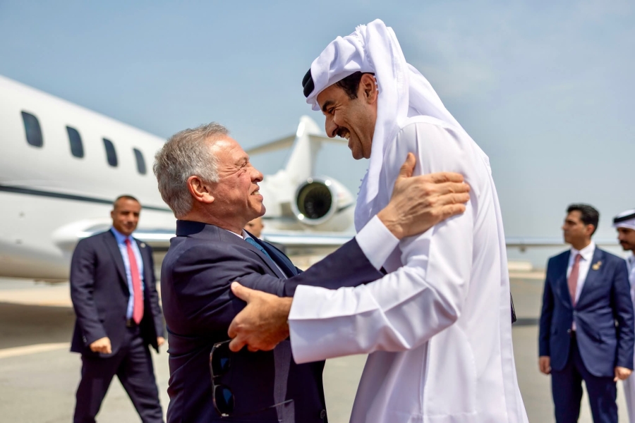 الملك يبدا زيارة لدوله قطر 