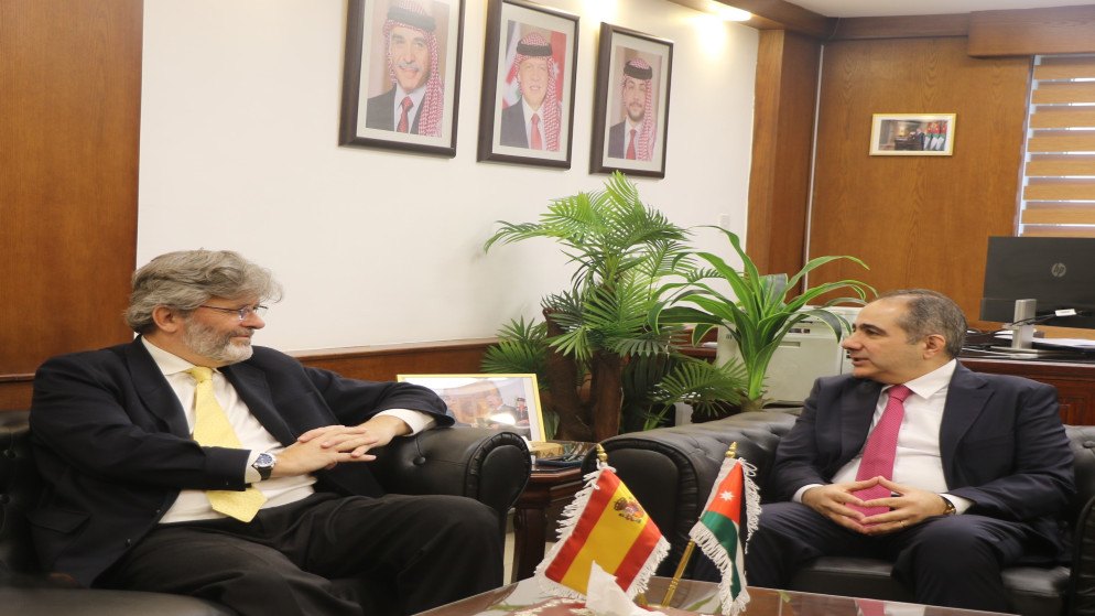 وزير الاستثمار يبحث تعزيز التعاون الاقتصادي مع السفير الاسباني