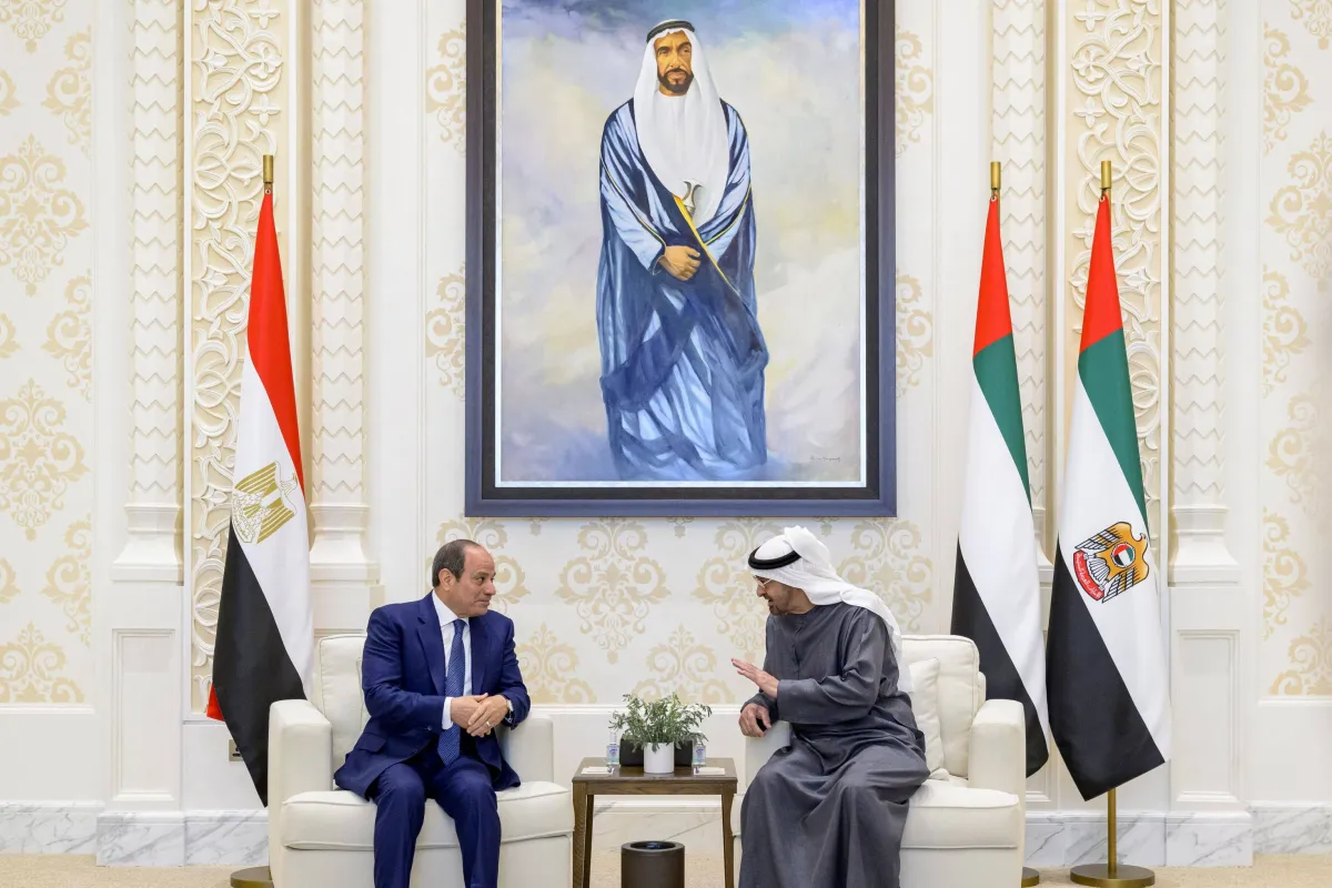 محمد بن زايد والسيسي يبحثان تعزيز التعاون ورفض التصعيد