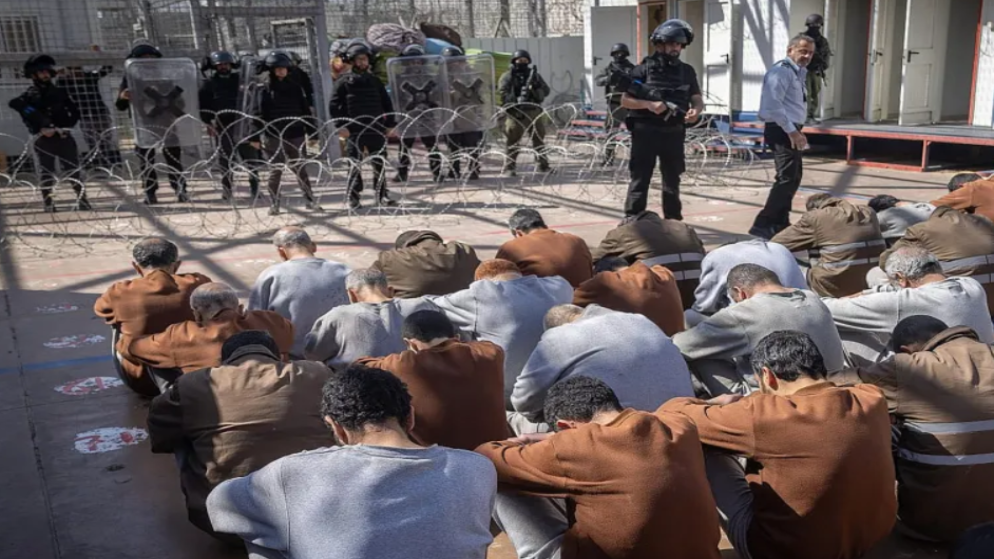 عشية العيد الاحتلال يعزل الاف المعتقلين الفلسطينيين