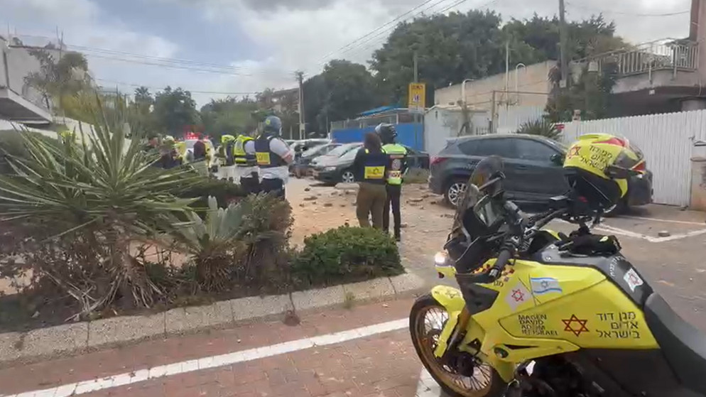 اضرار في مبان بتل ابيب بعد سقوط شظايا صاروخ