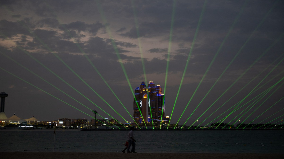 ابوظبي: اصابة شخص اثر سقوط شظايا في الشوامخ بعد اعتراض صاروخ