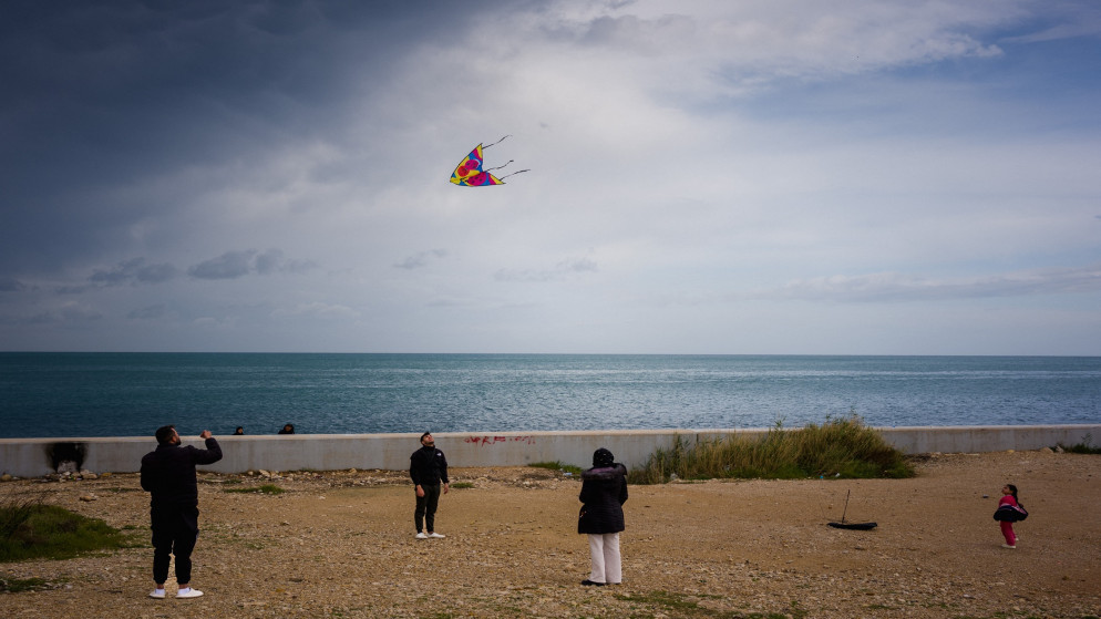غارات اسرائيلية تستهدف جسرا جنوب لبنان وتصعيد التهديدات