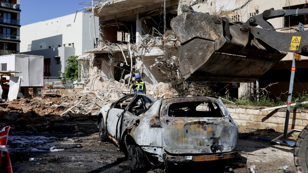 اصابات في تل ابيب اثر سقوط شظايا صاروخية