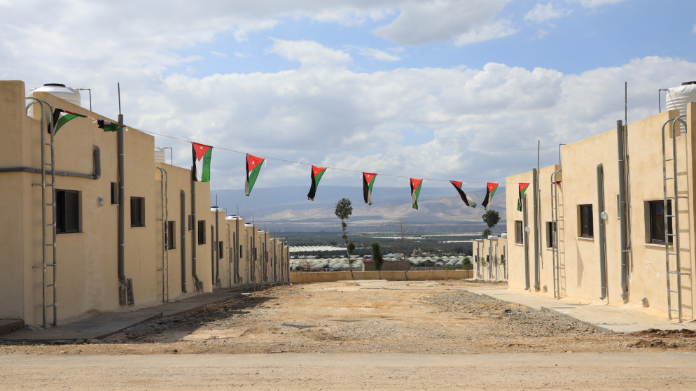 وزيرة التنمية تسلم مساكن للاسر العفيفة في دير علا