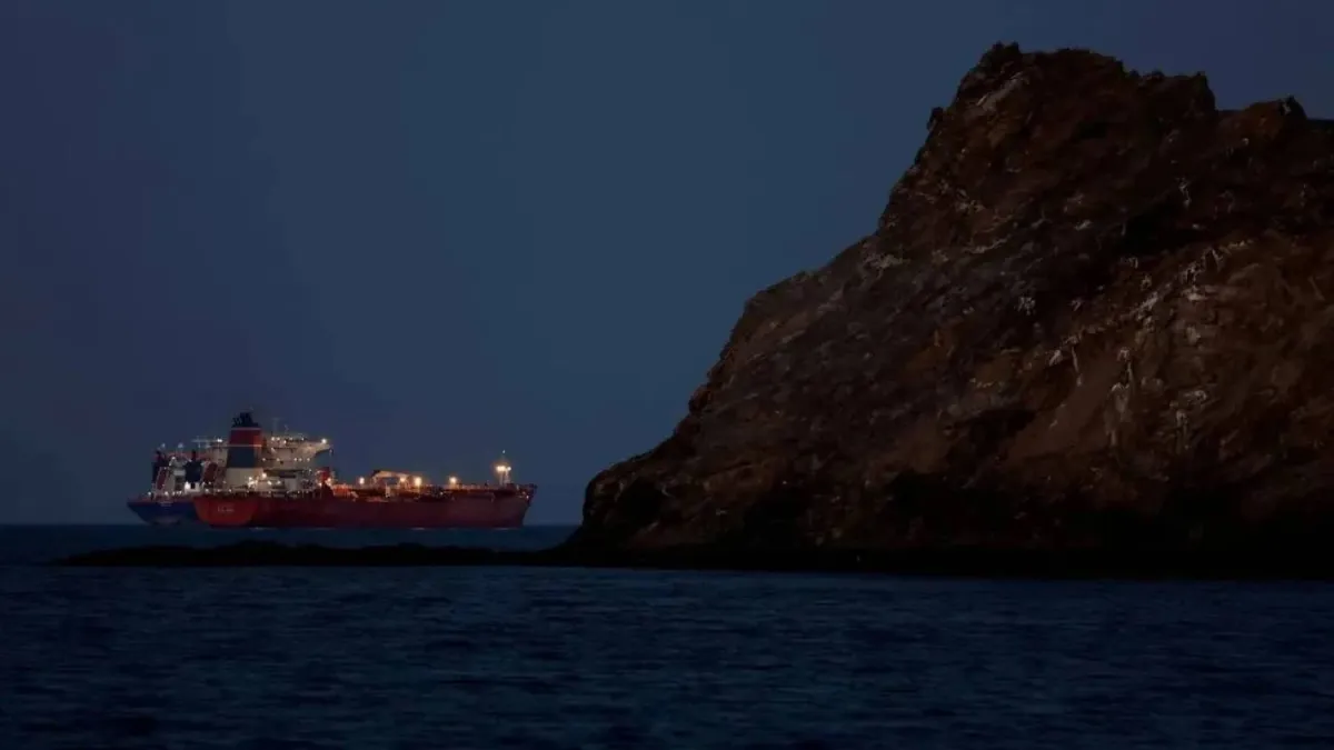 ناقلة هندية تعبر مضيق هرمز بمسار غير معتاد: تفاصيل حصرية