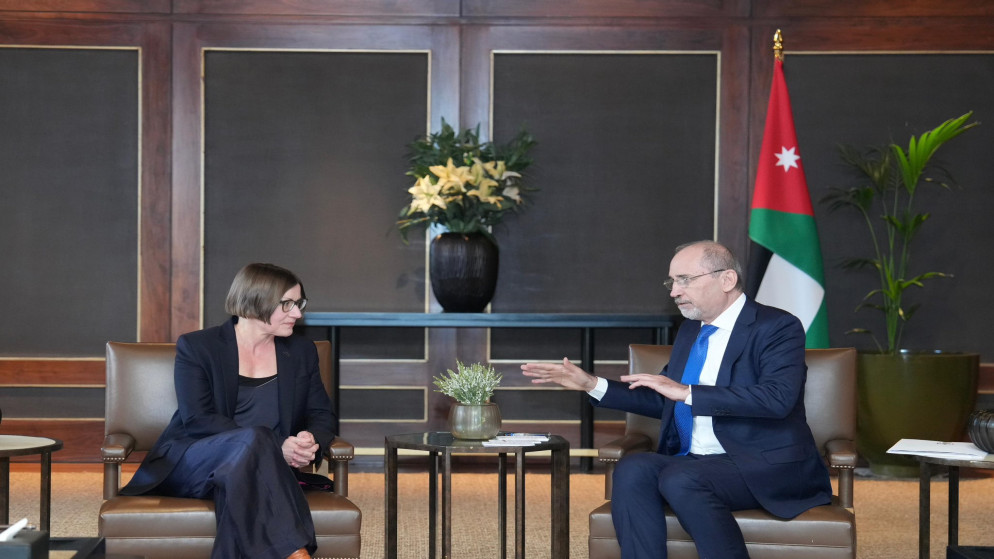 الصفدي يؤكد الالتزام بوقف اطلاق النار في غزة