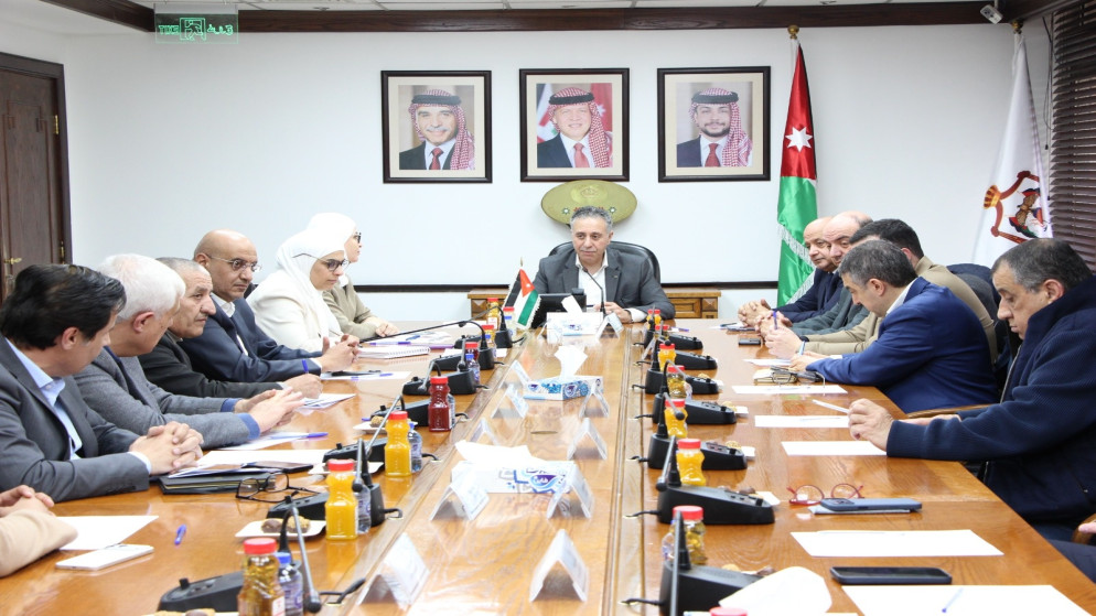 وزير الصناعة يؤكد توفر كميات كافية من الزيوت النباتية بالاسواق