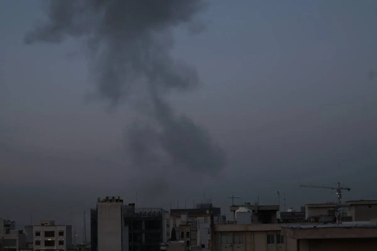 اسرائيل تشن ضربات واسعة على طهران وتتصدى لصواريخ اطلقت من ايران واليمن