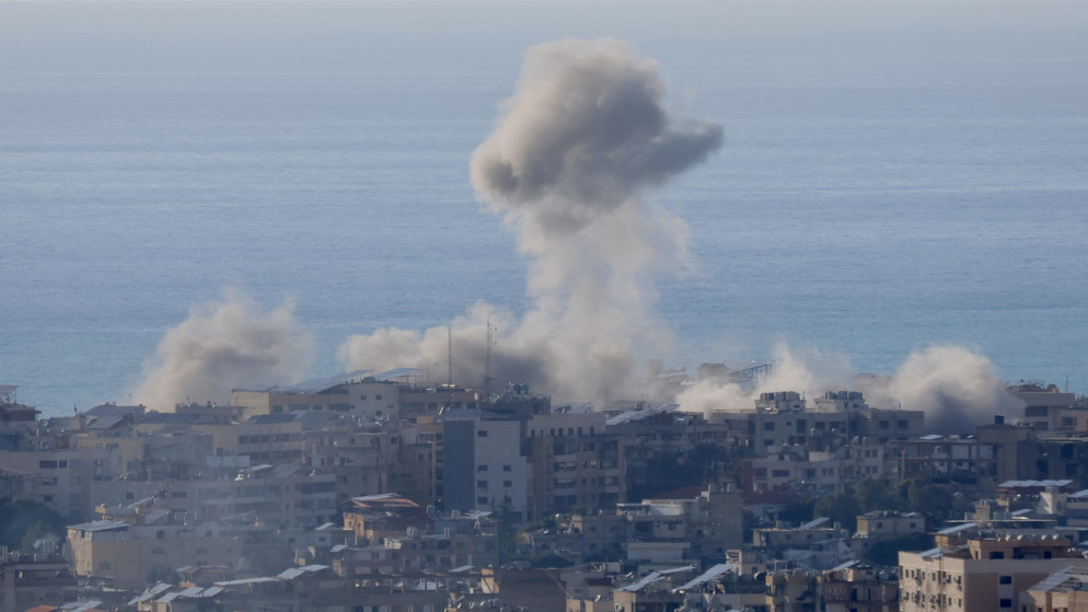 اسرائيل تدمر جسرا شرق لبنان وتجدد قصفها لضاحية بيروت