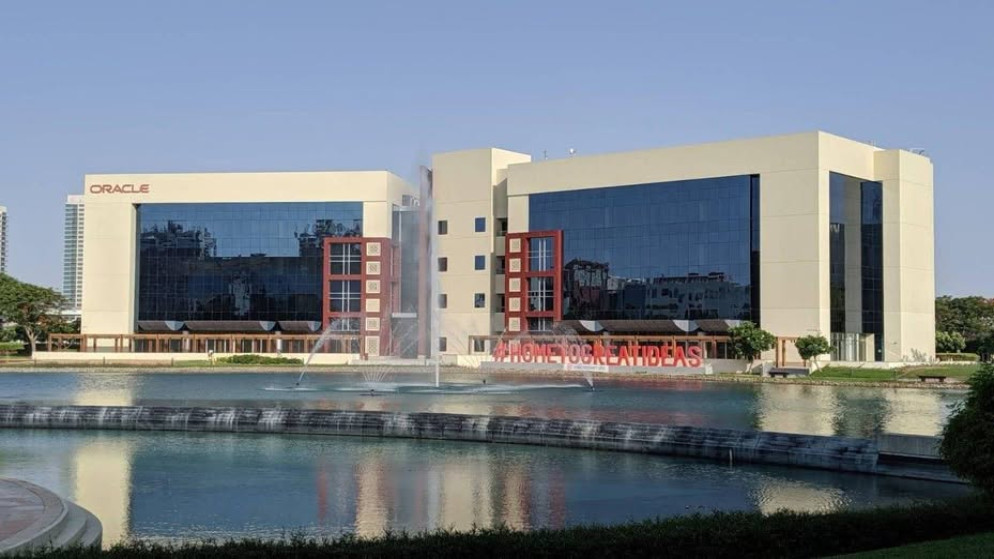 دبي: سقوط حطام على مبنى اوراكل دون اصابات