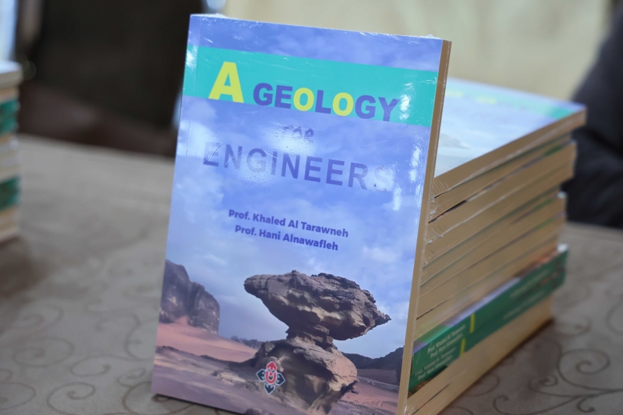 “هندسة المناجم والتعدين” تُشهر كتاب “الجيولوجيا للمهندسين” 