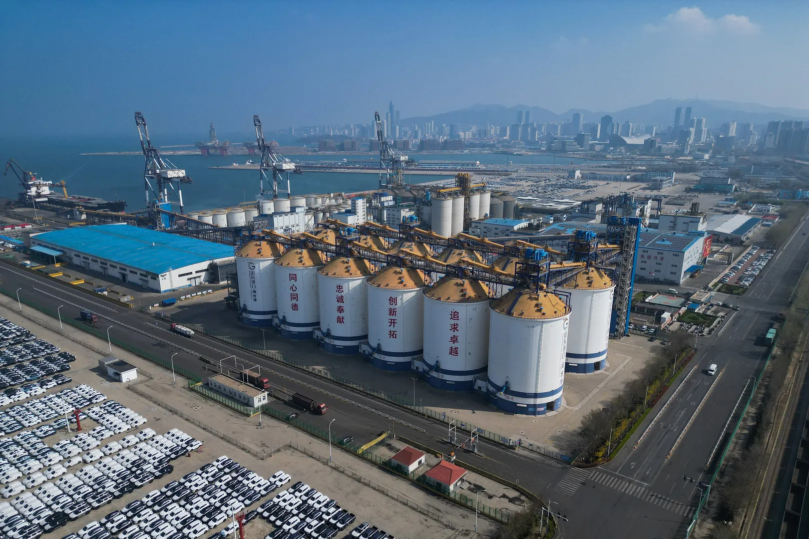 الدول تلجا لاستخدام مخزونات النفط الاستراتيجية والتجارية