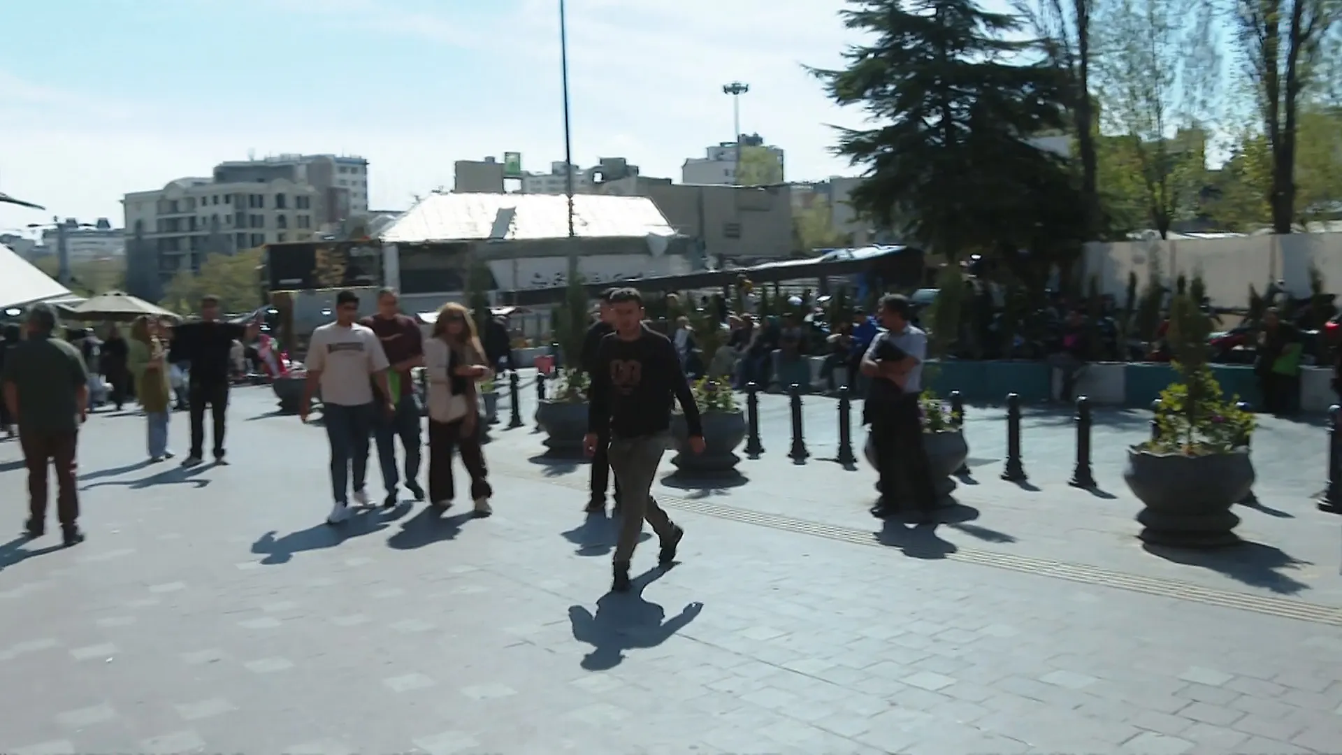 طهران تستعيد الحياة وسط هدنة هشة وترقب للمفاوضات