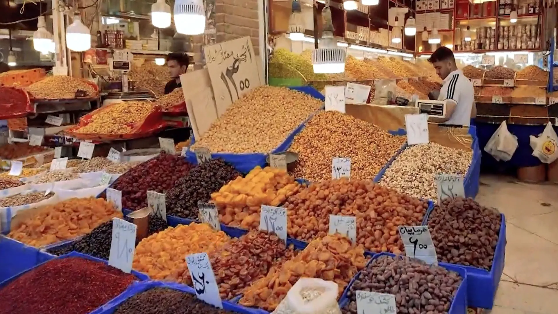 طهران تستعيد الحياة ومدارس بلا طلاب وسط ترقب نتائج المفاوضات