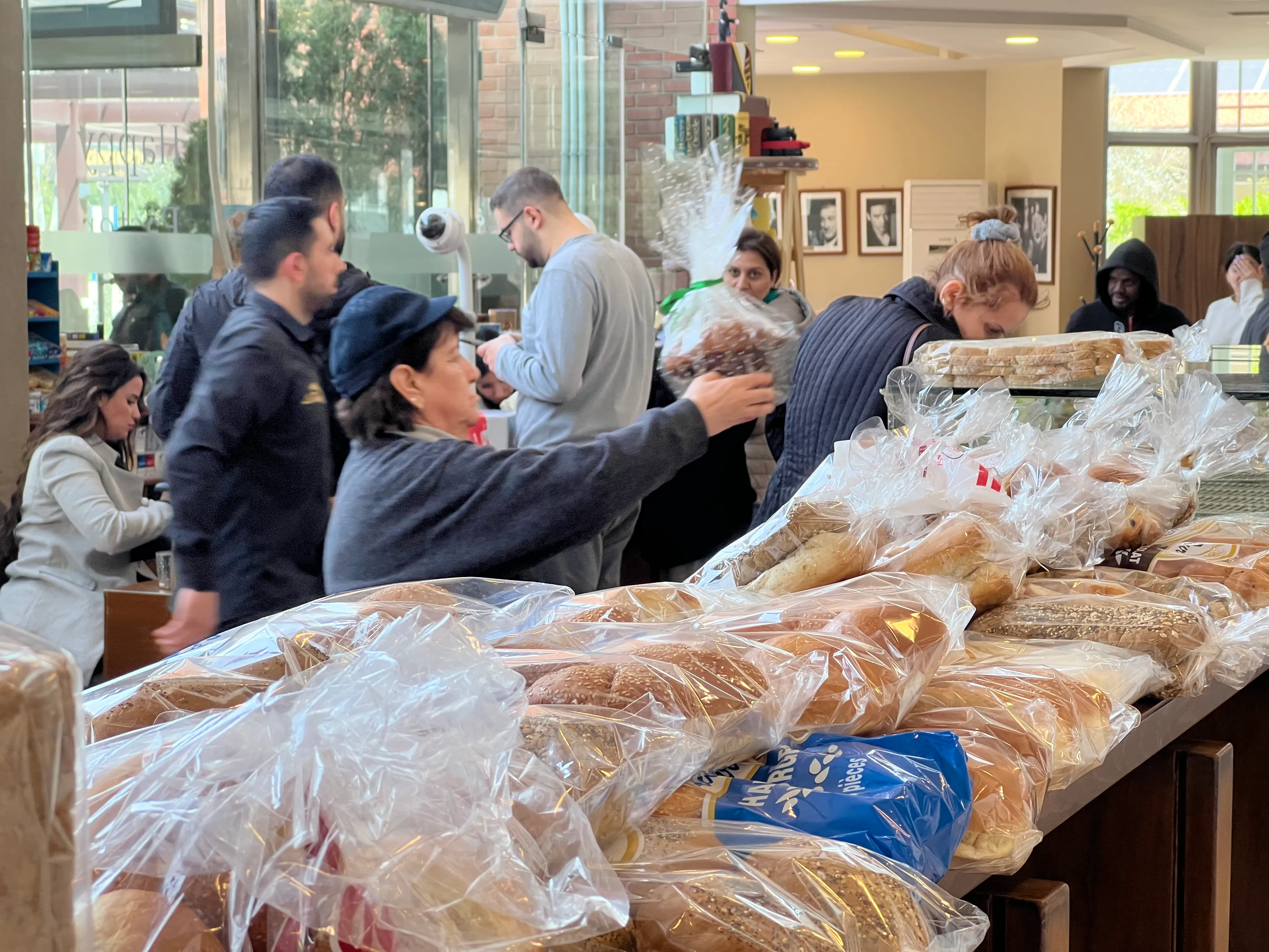 ازمة وقود وخبز وكهرباء تشتد في لبنان