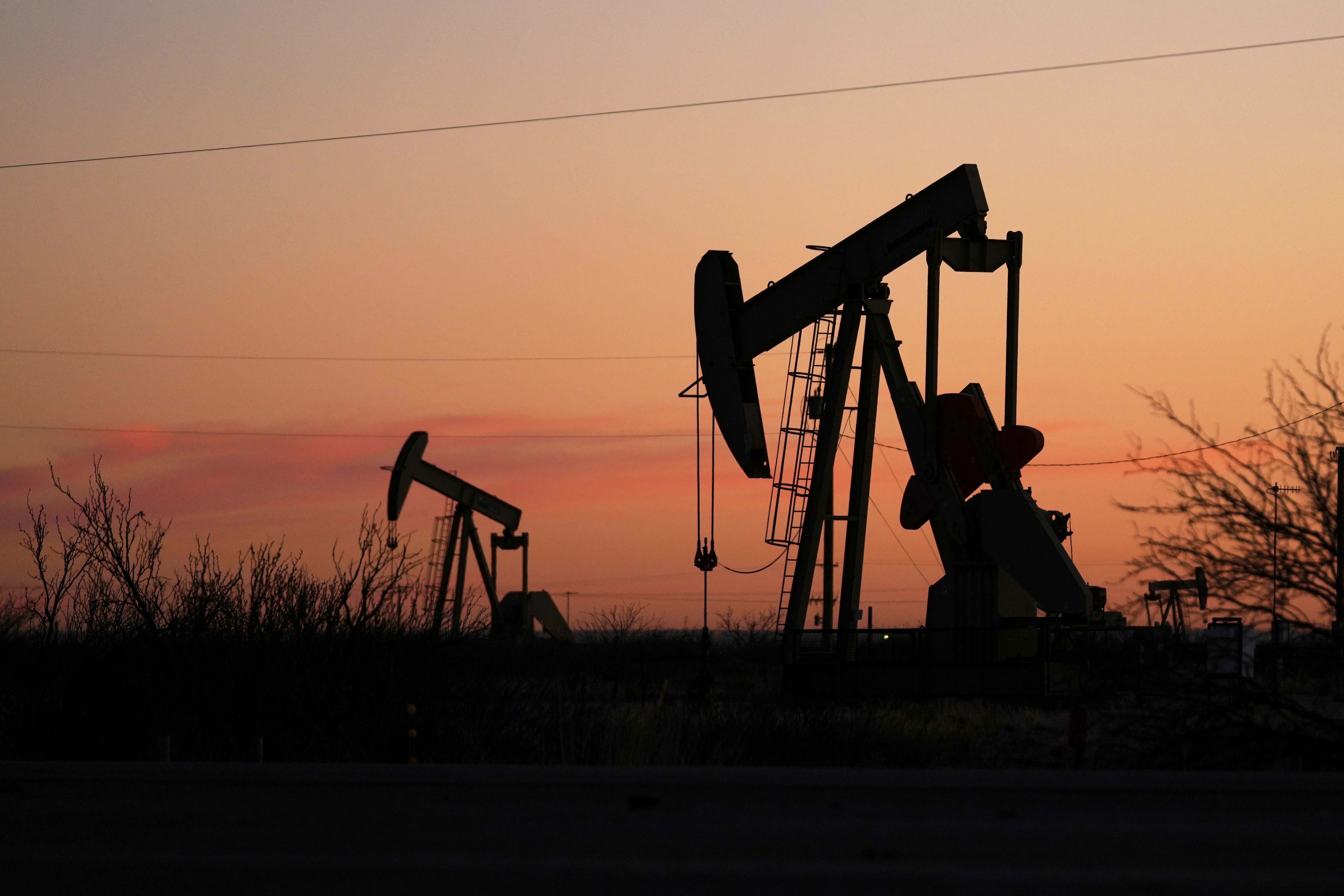 اثر الحرب الايرانية على سوق النفط وارتفاع اسعار الخام